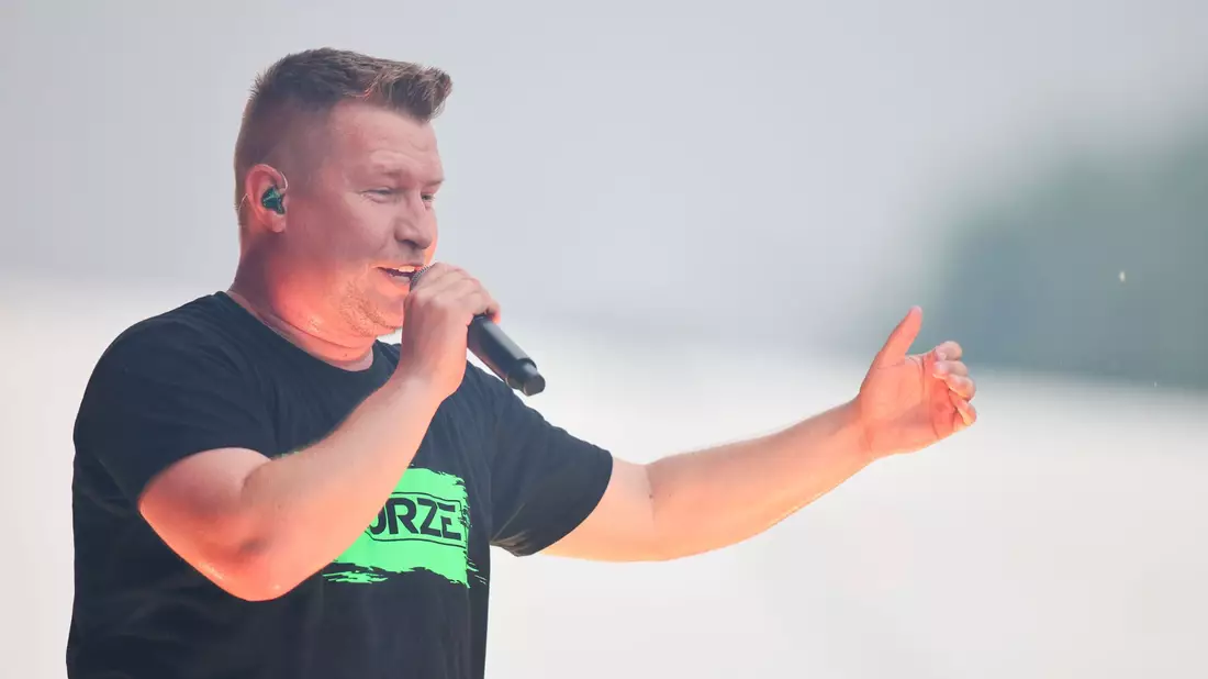 Mit «Layla» landete er einen Nummer-Eins-Hit: Schaukelpferd-Fan Schürze. - Bild: Christoph Reichwein/dpa