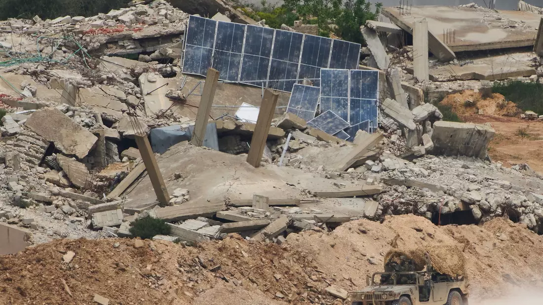 Israels Premier ordnet eine Ausweitung der Sicherheitszone im Südlibanon an.  - Bild: Ariel Schalit/AP/dpa