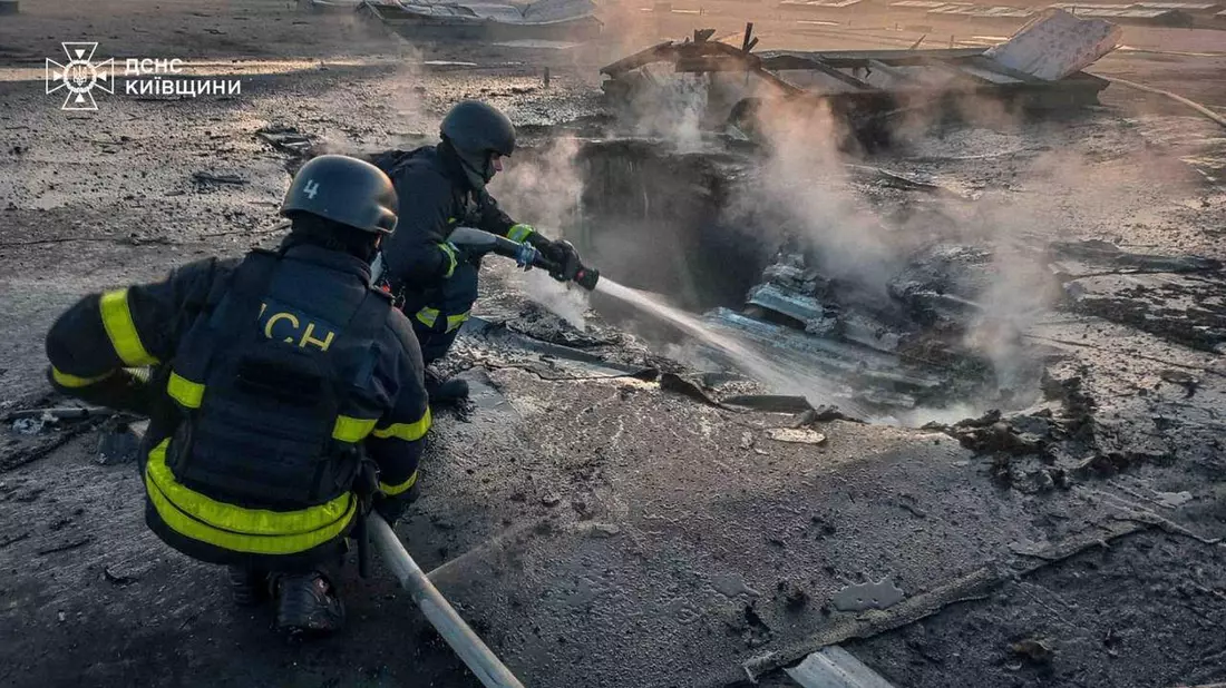Erneut wird Kiew in der Nacht mit Raketen beschossen.  - Bild: Ukrainian Emergency Service via AP/dpa
