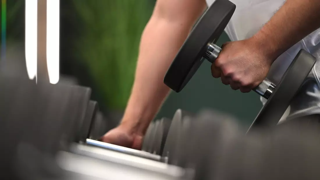 Ran an die Hanteln: ein Mann beim Training in einem Fitnessstudio. - Bild: Wolf von Dewitz/dpa