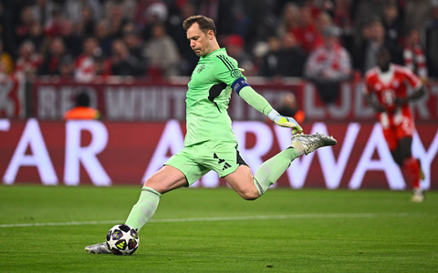 Manuel Neuer unterläuft gegen Real schon nach wenigen Sekunden ein riesiger Fehler. - Foto: Tom Weller/dpa