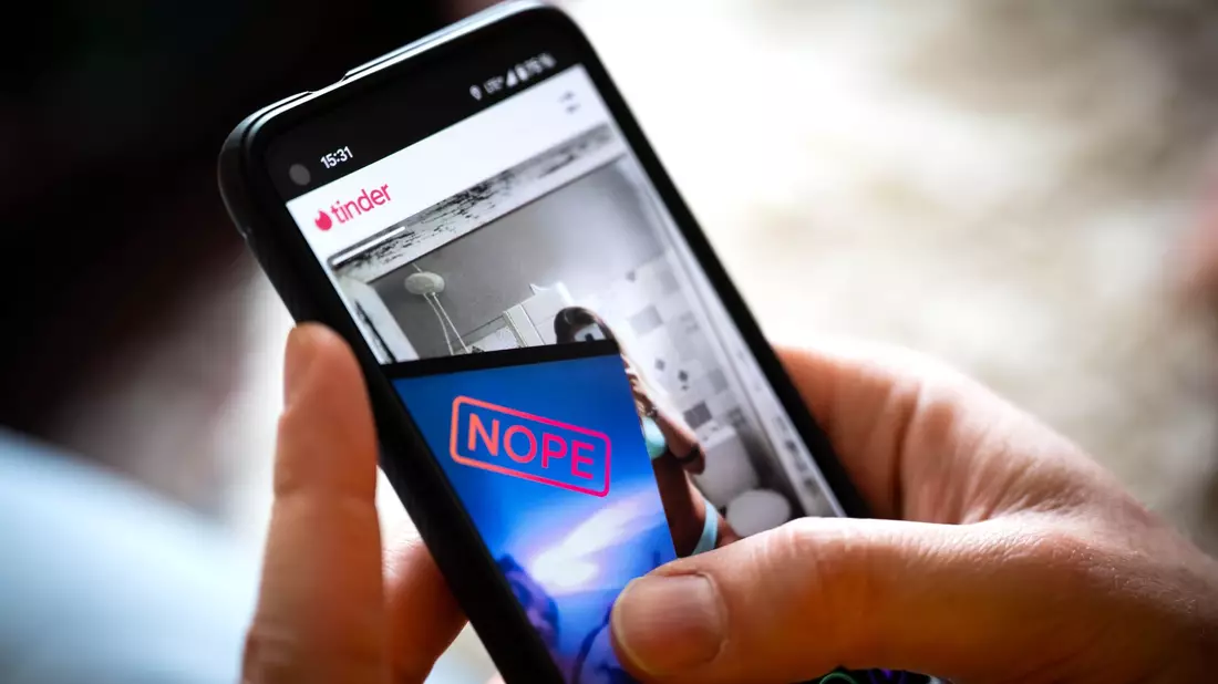 Das berühmte Swipen: die Dating-App Tinder auf einem Smartphone. (Archivbild) - Bild: Sina Schuldt/dpa/dpa-tmn