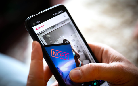 Das berühmte Swipen: die Dating-App Tinder auf einem Smartphone. (Archivbild) - Foto: Sina Schuldt/dpa/dpa-tmn Das berühmte Swipen: die Dating-App Tinder auf einem Smartphone. (Archivbild) - Foto: Sina Schuldt/dpa/dpa-tmn