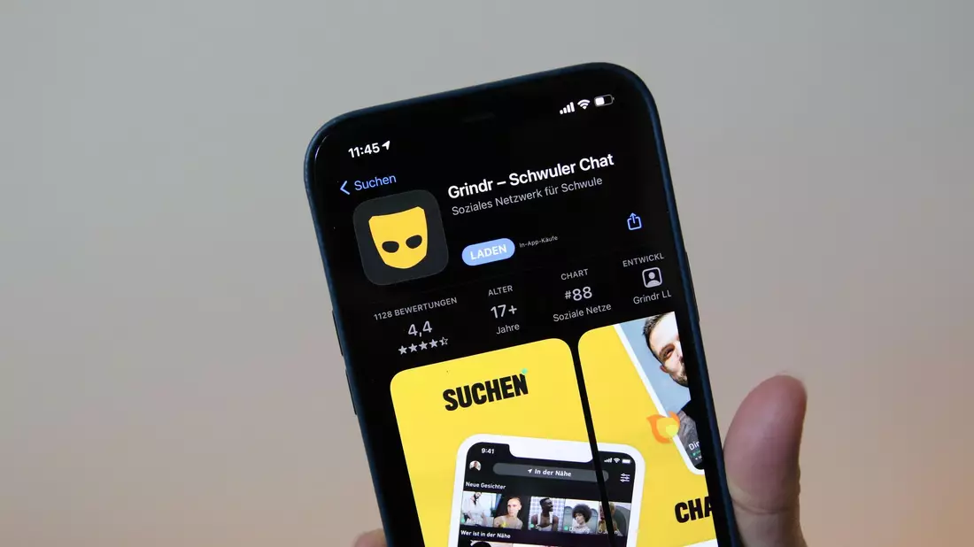 Die Schwulen-App Grindr - ein Kofferwort aus «Guy» und «Finder» (also Kerlefinder) und angelehnt ans Verb «grind» (reiben, schleifen) - sortiert mögliche Partner nicht mehr zuerst nach gemeinsamen Interessen, sondern danach, wer gerade mit dem Handy in der Nähe ist. (Archivbild) - Bild: Christoph Dernbach/dpa