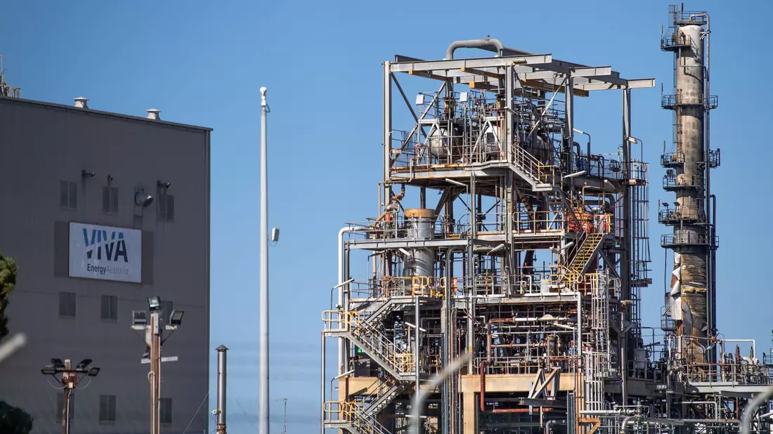 Die Anlage ist eine von nur zwei Raffinerien in Australien. - Bild: Jay Kogler/AAP/dpa