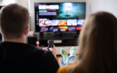 Serienmarathon oder eine Woche warten? Streamingdienste bieten beides an. - Foto: Daniel Reinhardt/dpa/dpa-tmn Serienmarathon oder eine Woche warten? Streamingdienste bieten beides an. - Foto: Daniel Reinhardt/dpa/dpa-tmn