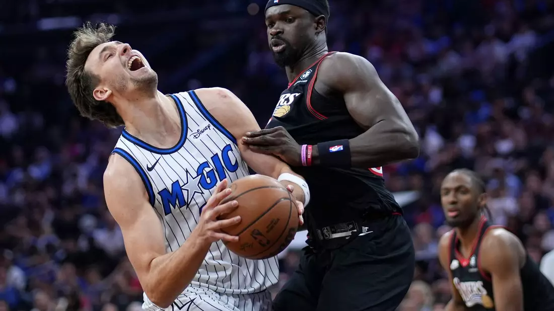 Musste mit Orlando eine Niederlage in Philadelphia hinnehmen: Franz Wagner (li). - Bild: Matt Slocum/AP/dpa