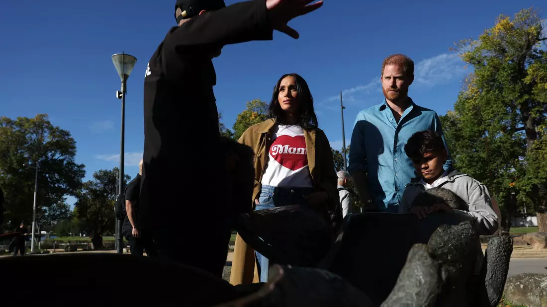 Meghan präsentierte sich in lässiger Kleidung - und einem T-Shirt mit der Aufschrift «Mama». - Bild: Con Chronis/AAP/dpa