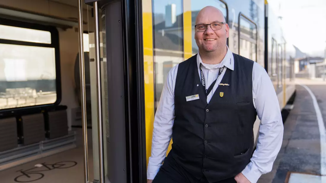 Der Zugbegleiter Ronald-Phillip Tolkiehn erhält den Preis Eisenbahner mit Herz. - Bild: Lorenz Bee/Allianz pro Schiene/dpa