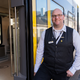 Der Zugbegleiter Ronald-Phillip Tolkiehn erhält den Preis Eisenbahner mit Herz. - Foto: Lorenz Bee/Allianz pro Schiene/dpa