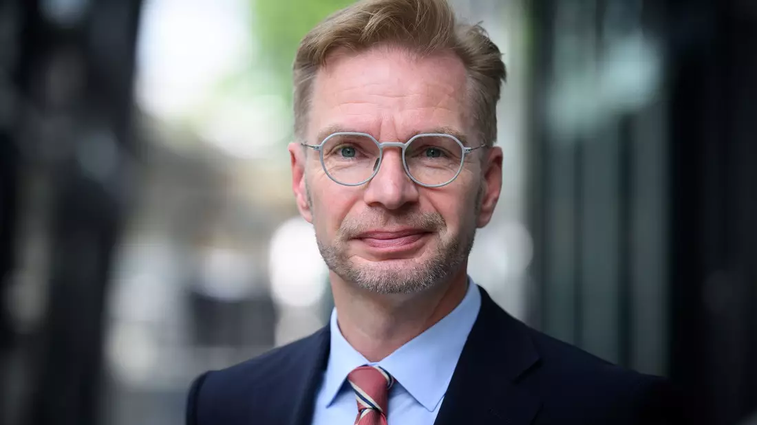 Reiner Holznagel, Präsident des Bunds der Steuerzahler Deutschland, kritisiert die geplante Entlastungsprämie  - Bild: Bernd von Jutrczenka/dpa