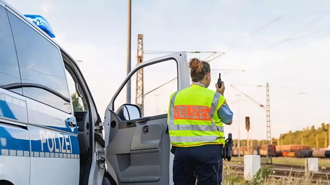 BPOLI LUD: Regionalzug überfährt Steine - Bild: presseportal.de