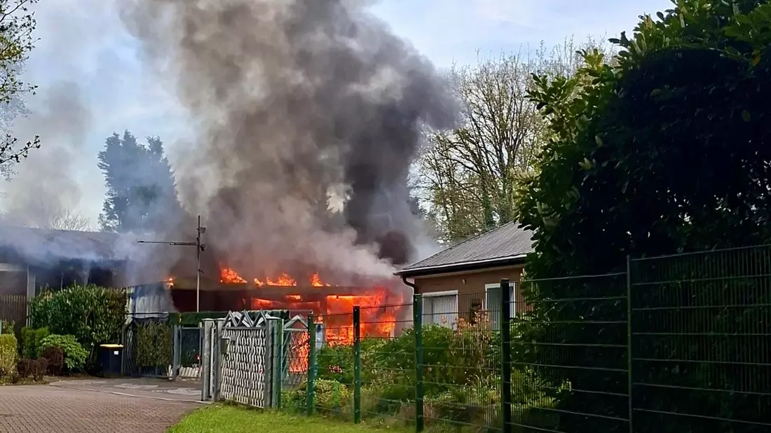 FW Hünxe: Brand eines Carports - Übergreifen der Flammen durch Feuerwehr verhindert - Bild: presseportal.de