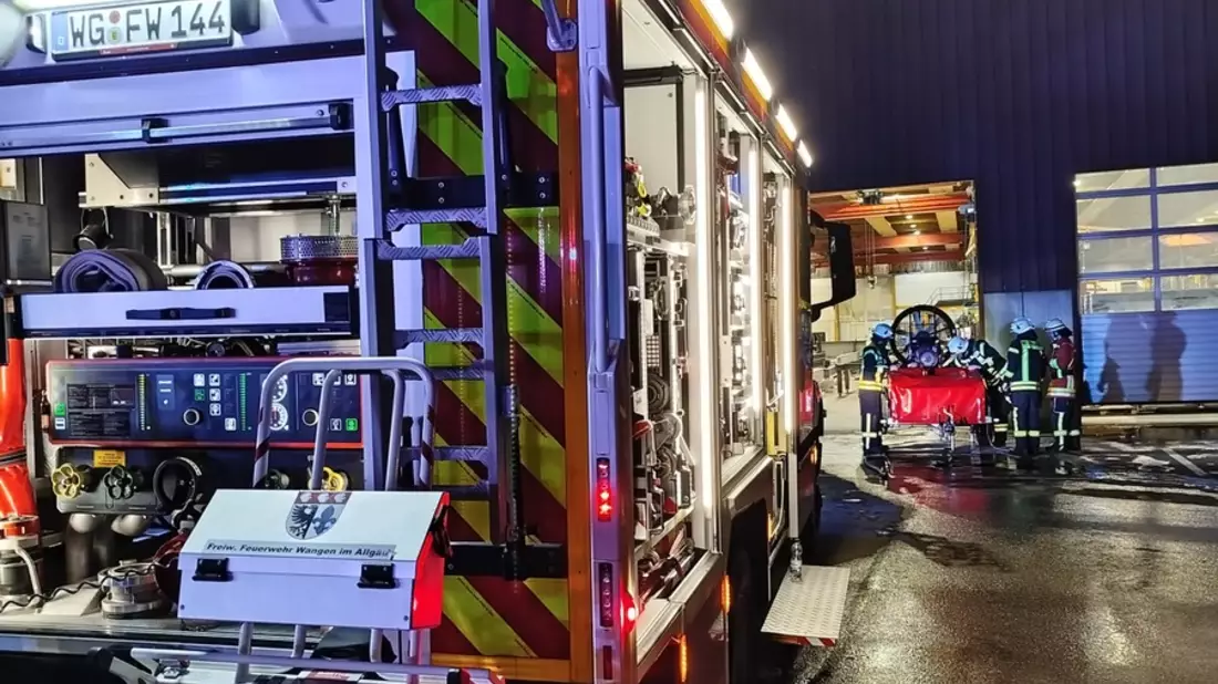LRA-Ravensburg: Brand in stahlverarbeitendem Betrieb in Wangen im Allgäu - Bild: presseportal.de