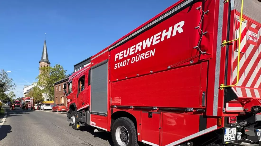 FW Düren: Gemeldeter Dachstuhlbrand in Gürzenich - Feuerwehr schnell erfolgreich - Bild: presseportal.de