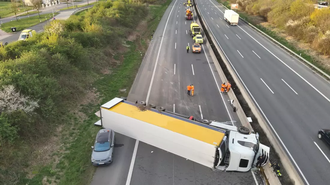 POL-HI: Verkehrsunfall mit andauernder Vollsperrung der BAB 7 - Bild: presseportal.de