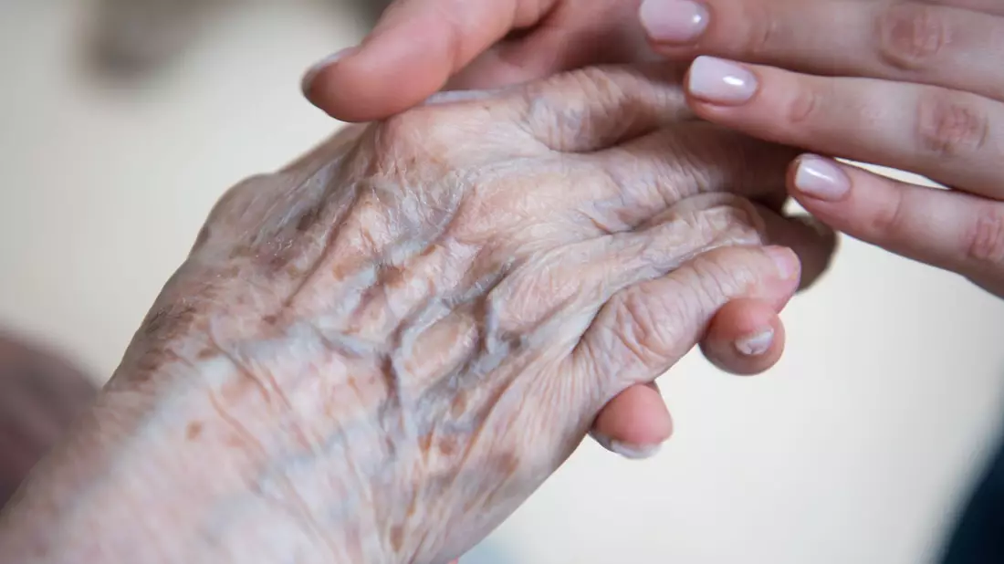 Hoffnungen auf einen neuen Alzheimer-Wirkstoff wurden gedämpft. (Symbolbild) - Bild: Christophe Gateau/dpa