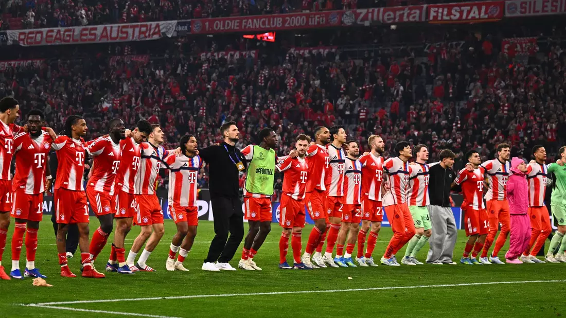 Die Stars des FC Bayern lassen sich feiern. - Bild: Tom Weller/dpa