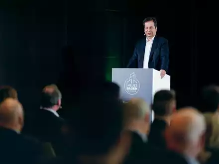 Branche fordert Typengenehmigung, digitale Standards und neue Förderung für serielles Bauen - Foto: presseportal.de