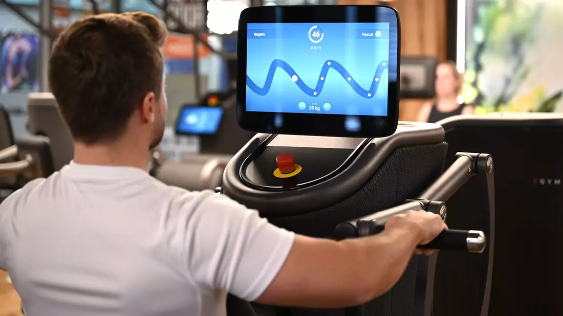 Eine digitalisierte Ruderbank in einem Fitnessstudio, auf deren Display der Nutzer mit seiner Kraftanstrengung eine Figur eines Computerspiel steuert: Solche Daten könnten für eine Trainingsanalyse ausgewertet werden. - Bild: Wolf von Dewitz/dpa