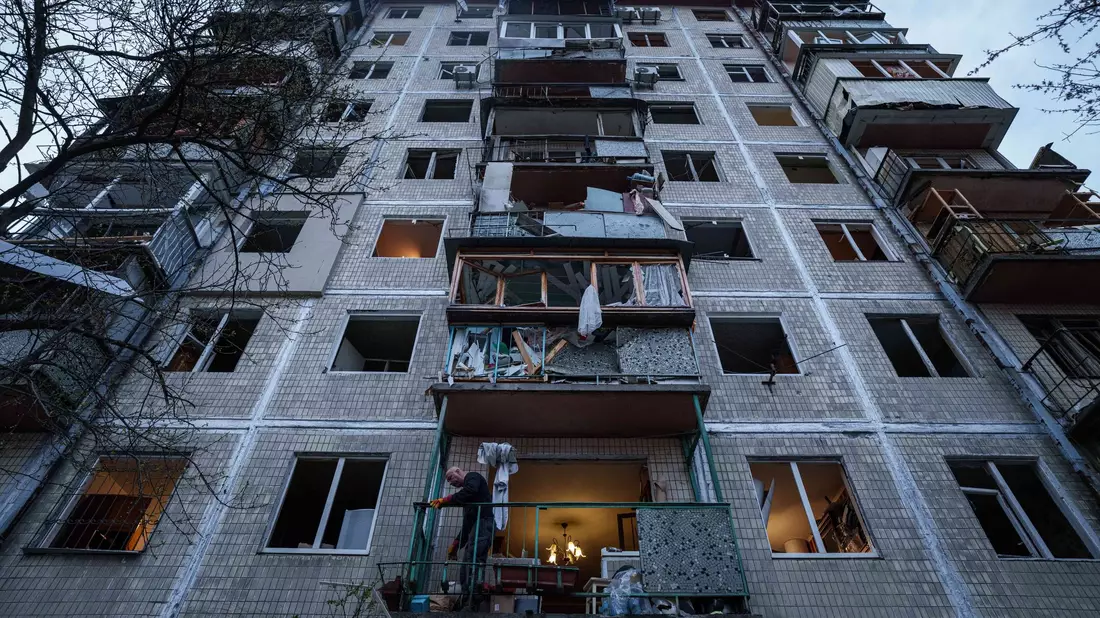 Nach heftigen russischen Angriffen beklagt die Ukraine fast 20 Tote. - Bild: Evgeniy Maloletka/AP/dpa