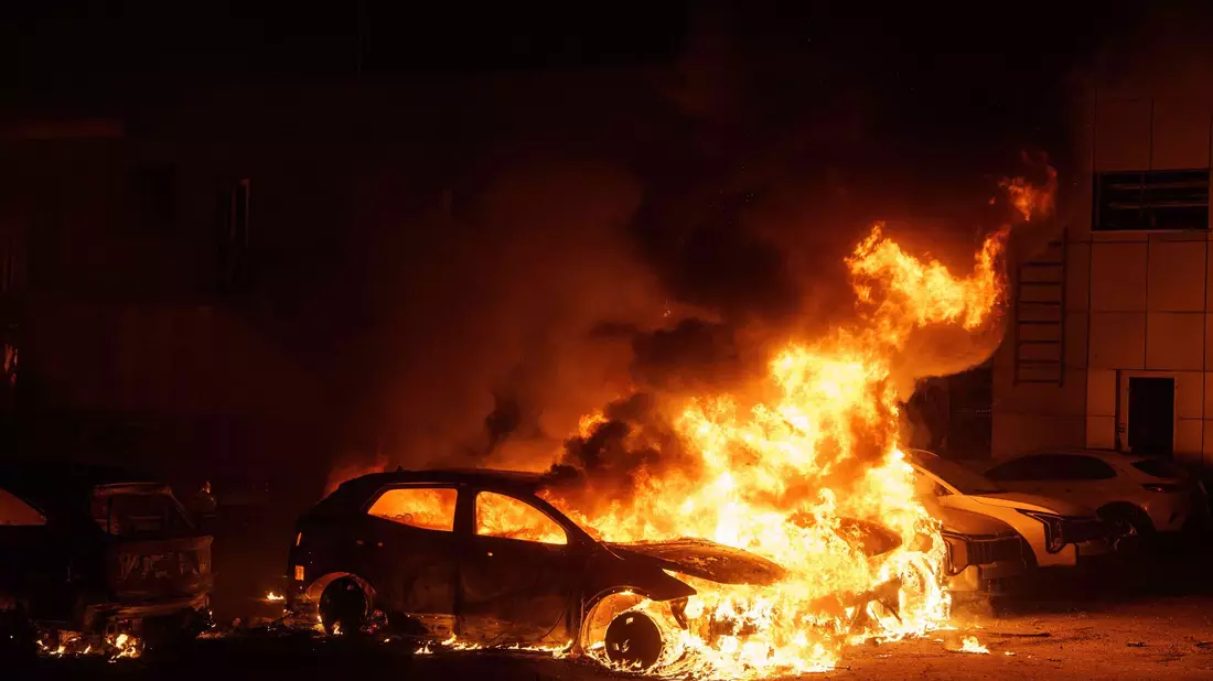 Zahlreiche Gebäude und Autos wurden nach Behördenangaben in der Ukraine bei russischen Angriffen beschädigt. - Bild: Evgeniy Maloletka/AP/dpa