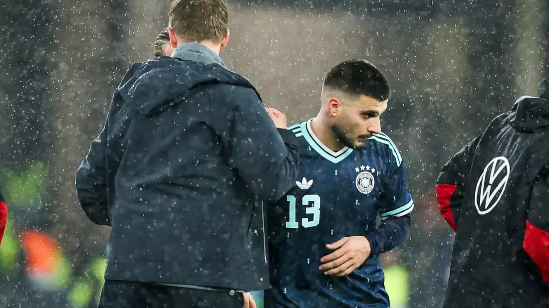 Julian Nagelsmann (l.) und Deniz Undav (r.) auf dem Rasen nach dem WM-Test gegen Ghana. (Archivbild) - Bild: Christian Charisius/dpa