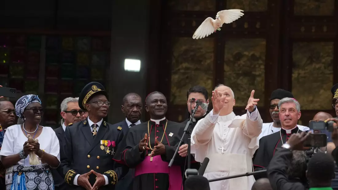 Leo ist seit Mai vergangenen Jahres Oberhaupt von weltweit 1,4 Milliarden Katholiken. In Bamenda lässt er eine weiße Taube fliegen. - Bild: Andrew Medichini/AP/dpa