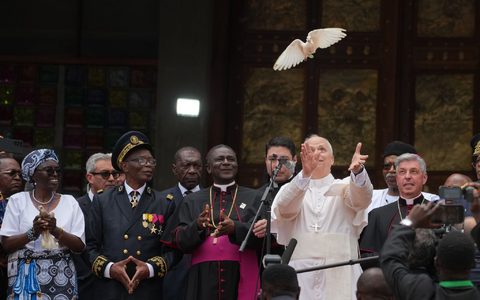 Leo ist seit Mai vergangenen Jahres Oberhaupt von weltweit 1,4 Milliarden Katholiken. In Bamenda lässt er eine weiße Taube fliegen. - Foto: Andrew Medichini/AP/dpa