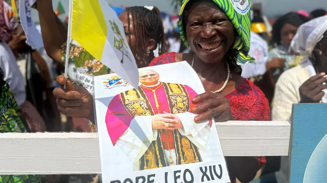 In Kamerun erwarten viele Menschen freudig den Papst. - Bild: Christoph Sator/dpa