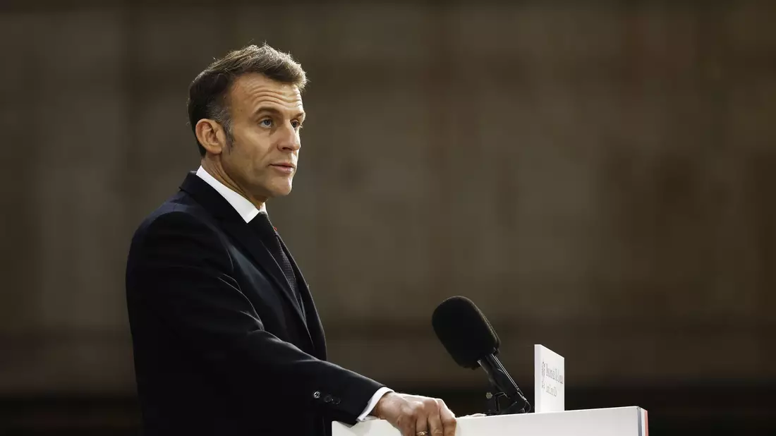 Macron will einen Offline-Tag im Monat einführen. (Archivbild) - Bild: Yoan Valat/Pool EPA/AP/dpa