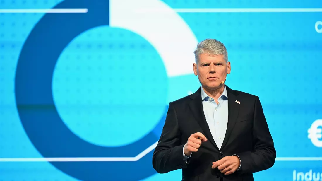 Bosch-Finanzchef Forschner erklärte die Zahlen des Konzerns.  - Bild: Bernd Weißbrod/dpa