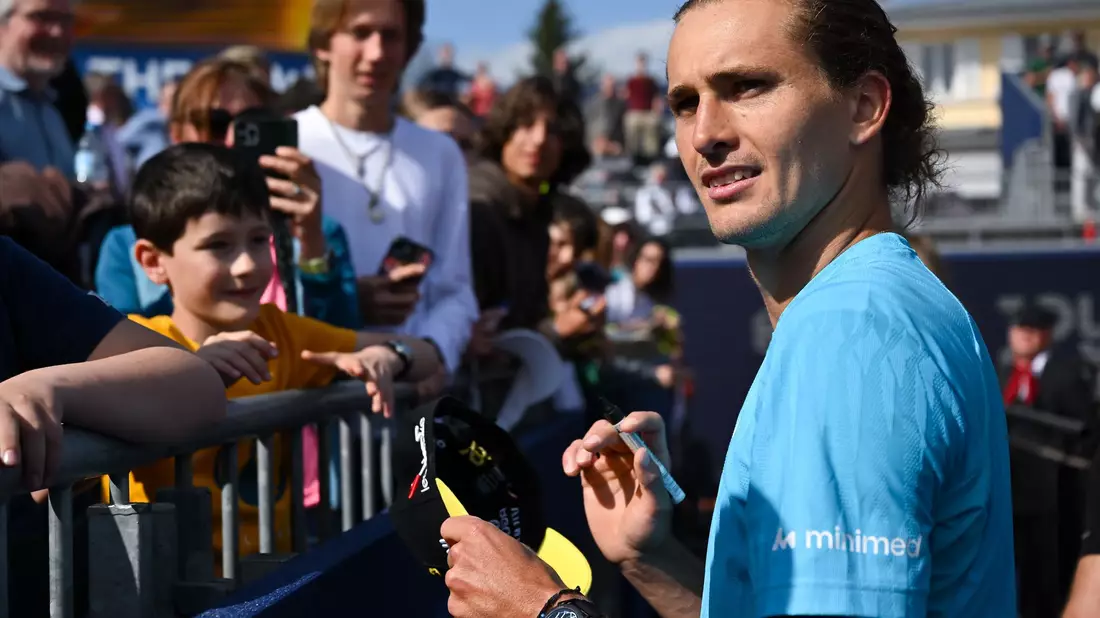 Alexander Zverev kann nach seinem klaren Achtelfinalsieg zufrieden Autogramme schreiben. - Bild: Sven Hoppe/dpa