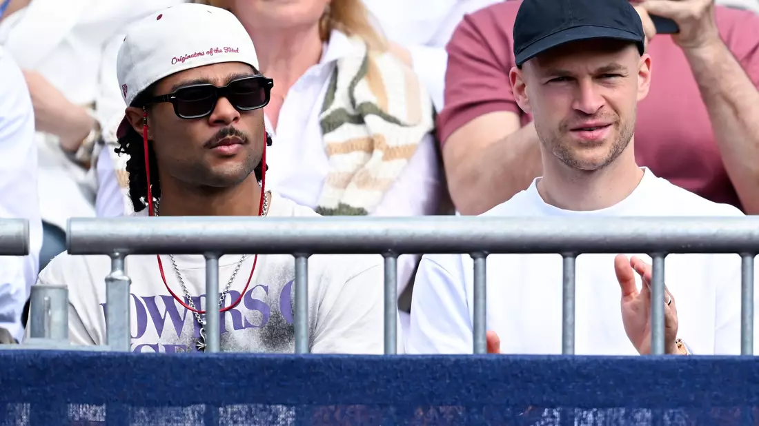 Kamen wenige Stunden nach ihrem Champions-League-Krimi gegen Real zum Tennis: Fußball-Nationalspieler Serge Gnabry (links) und Joshua Kimmich. - Bild: Sven Hoppe/dpa