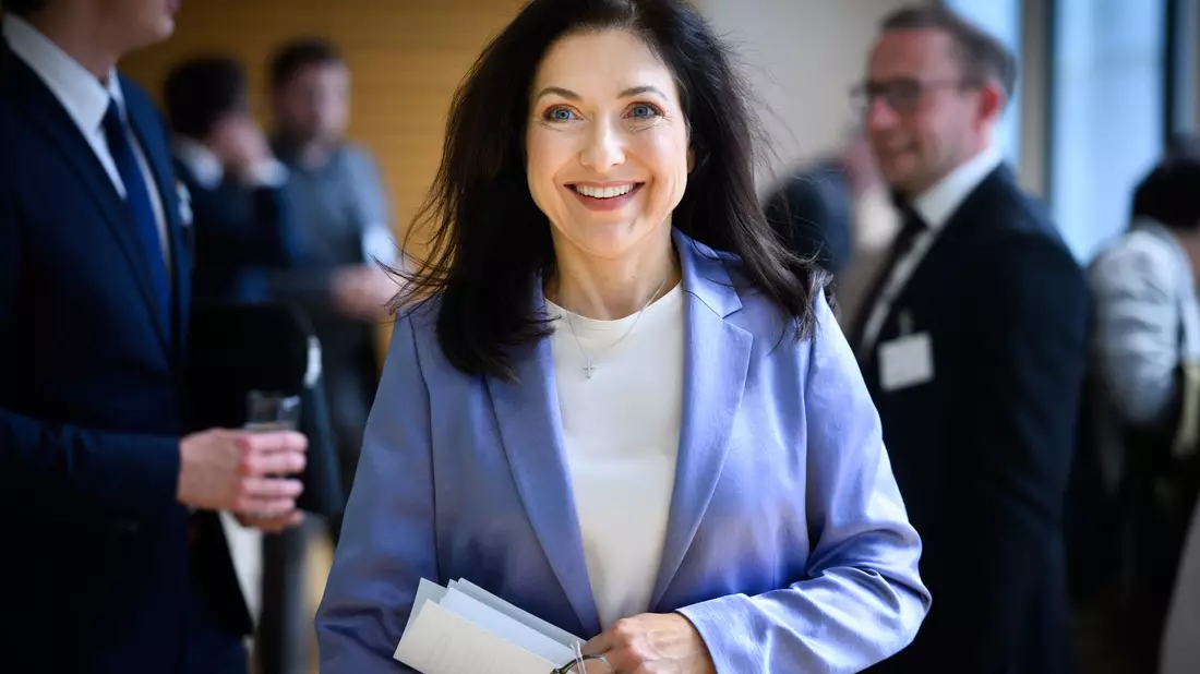 Wirtschaftsministerin Reiche ist erkennbar froh über die Genehmigung aus Brüssel. - Bild: Bernd von Jutrczenka/dpa