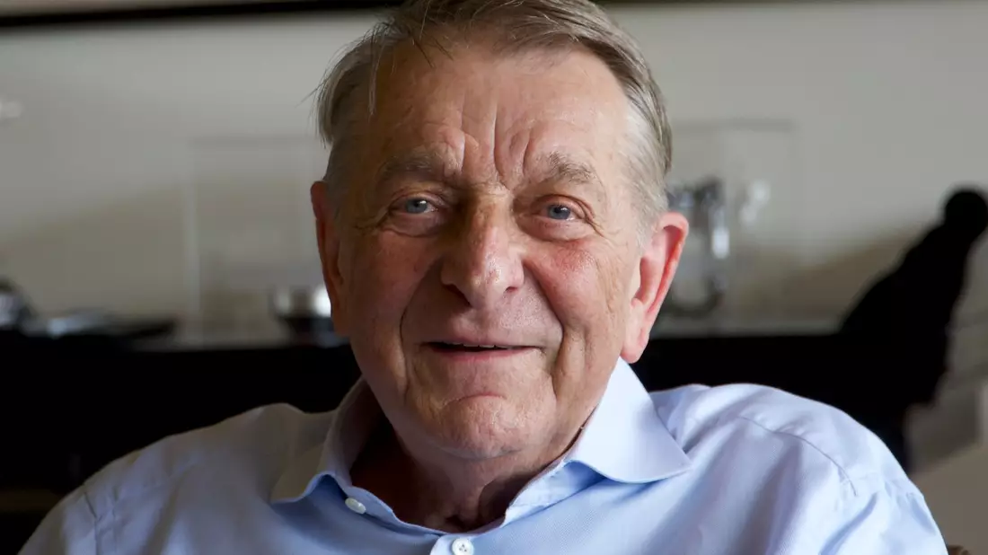 Walter Gunz hat sich der Rettung des Wals angenommen. - Bild: Michael Faulhaber/-/dpa