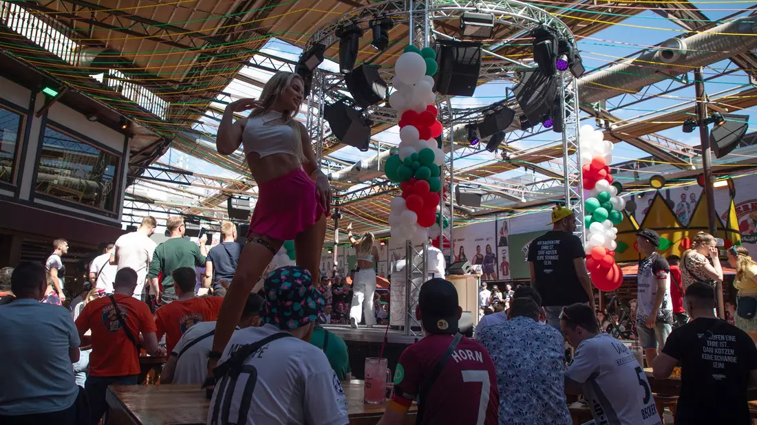 Die Party zur Eröffnung der Saison im Lokal «Bierkönig» begann schon am Nachmittag. - Bild: Clara Margais/dpa