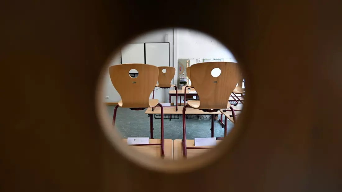 Nach dem Abbruch einer Projektwoche an einer Oberschule in der sächsischen Lausitz ermittelt die Polizei, ob im Klassenzimmer strafbare pornografische Inhalte gezeigt wurden. (Symbolbild) - Bild: Arne Dedert/dpa