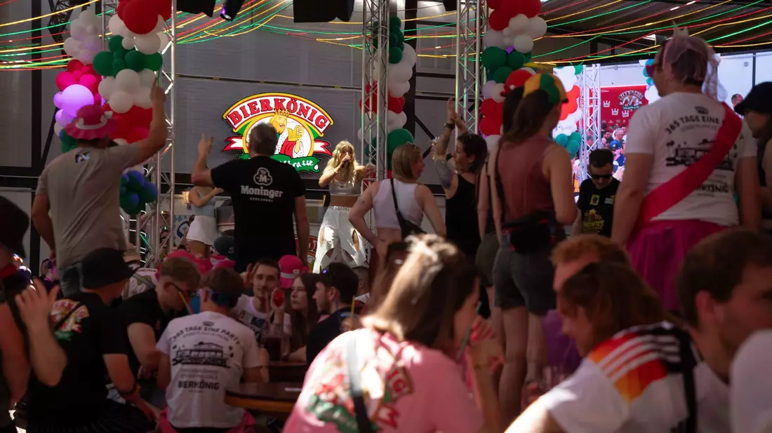 Stimmung «unfassbar gut»: Im Bierkönig wird wieder gefeiert. - Bild: Clara Margais/dpa