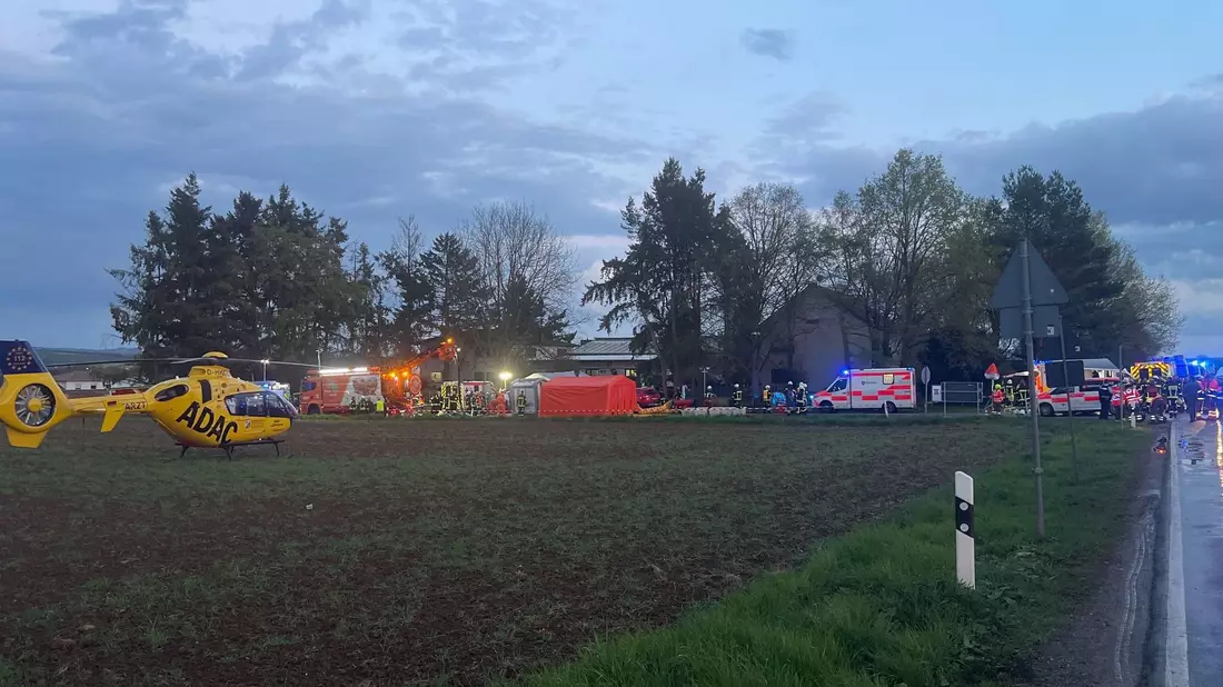 Einsatzkräfte kümmern sich um die Verletzten.   - Bild: Sascha Ditscher/dpa