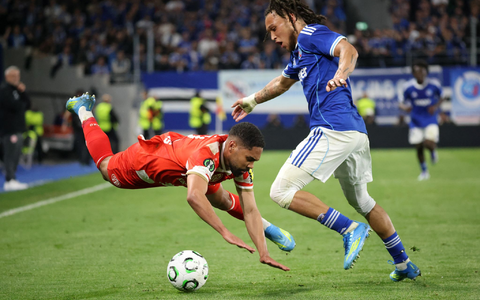 Bauchlandung für Phillipp Mwene in Straßburg. - Foto: Philipp von Ditfurth/dpa