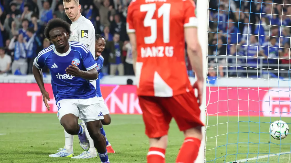 Abdoul Ouattara dreht nach dem 2:0 für Straßburg ab. - Bild: Philipp von Ditfurth/dpa