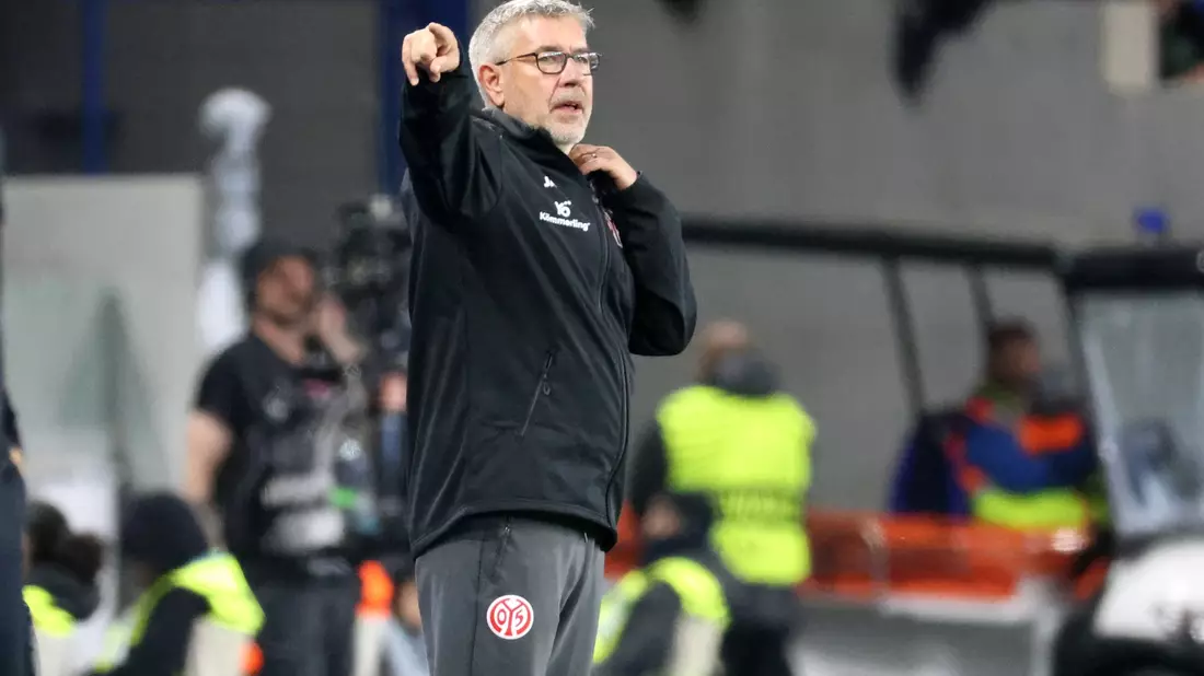 Hat gegen Racing viel zu korrigieren: Mainz-Trainer Urs Fischer.  - Bild: Philipp von Ditfurth/dpa