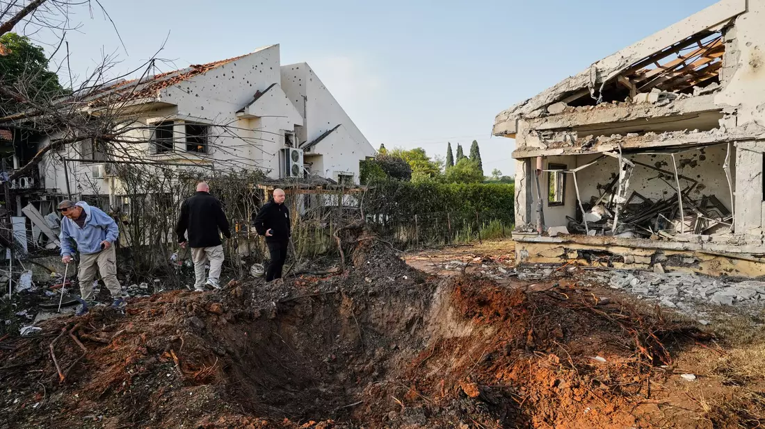 Zerstörtes Haus im Norden Israels. (Archivbild) - Bild: Baz Ratner/AP/dpa