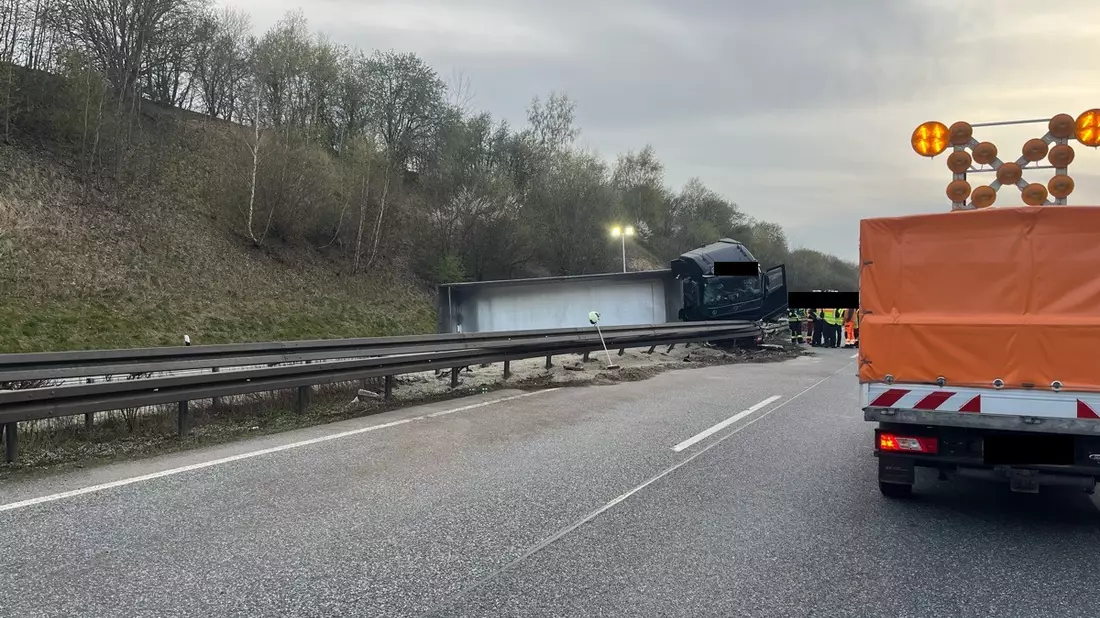 API-TH: Mit Sand beladener Sattelzug verunfallt durch Reifenplatzer und es kommt zu massiven Beeinträchtigungen des Verkehrs auf beiden Richtungsfahrbahnen. - Bild: presseportal.de