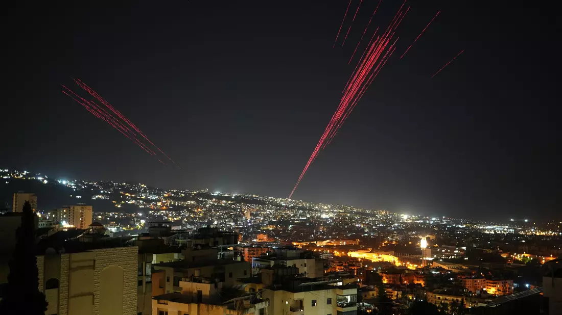 Mit Freudenschüssen in die Luft wurde in Beirut die Waffenruhe gefeiert. - Bild: Hassan Ammar/AP/dpa