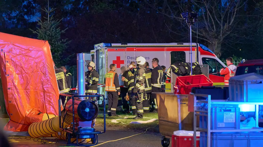 Viele Einsatzkräfte müssen in einer Schleuse dekontaminiert werden. - Bild: Sascha Ditscher/dpa