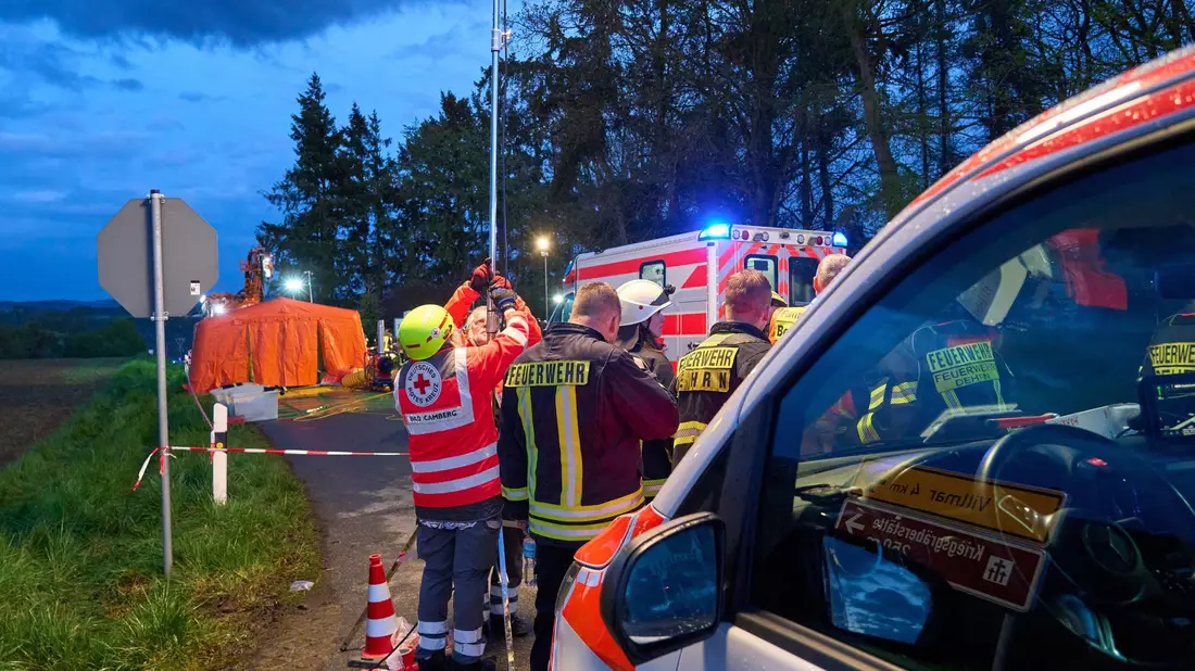 Insgesamt sind rund 150 Einsatzkräfte auf dem Gelände der Lederfabrik. - Bild: Sascha Ditscher/dpa