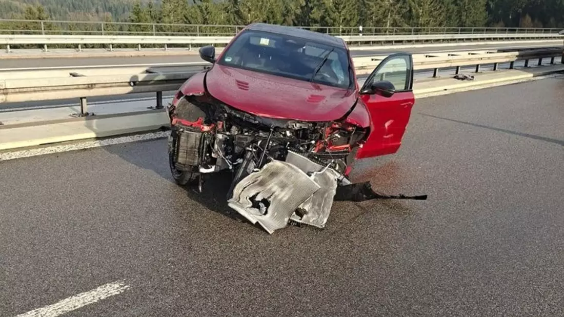 API-TH: Pkw gerät auf Grund von Aquaplaning ins Schleudern und kollidert mit rechter Schutz- sowie Mittelleitplanke. - Bild: presseportal.de