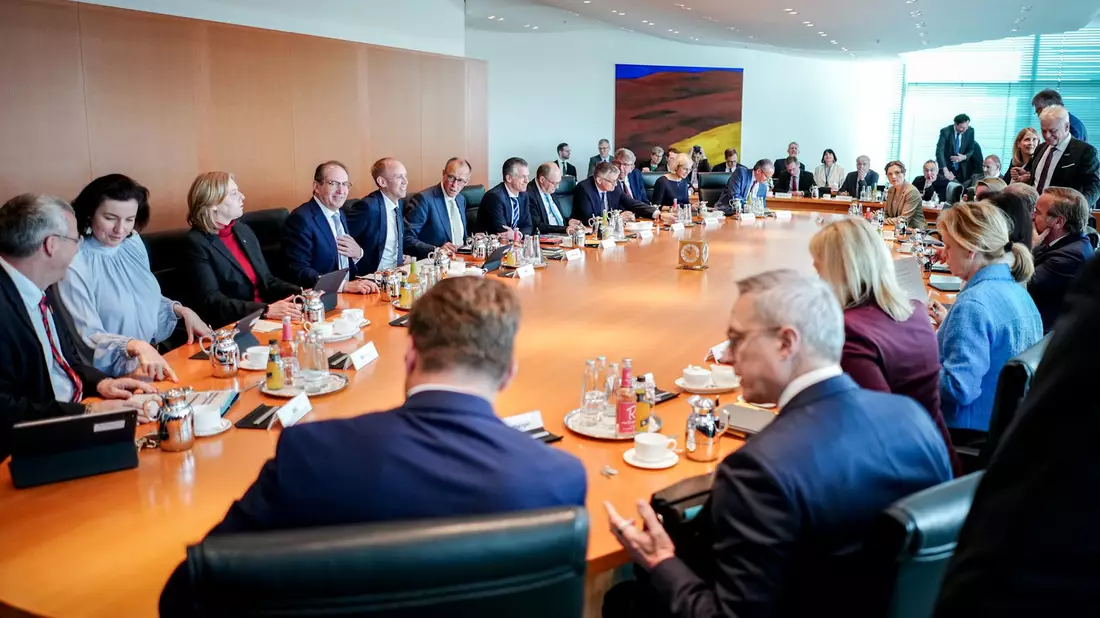 Dass die Entscheidungen der aktuellen Bundesregierung zu den wesentlichen Ursachen für die Konjunkturschwäche zählt, denken 39 Prozent der Bundesbürger. (Archivfoto) - Bild: Kay Nietfeld/dpa